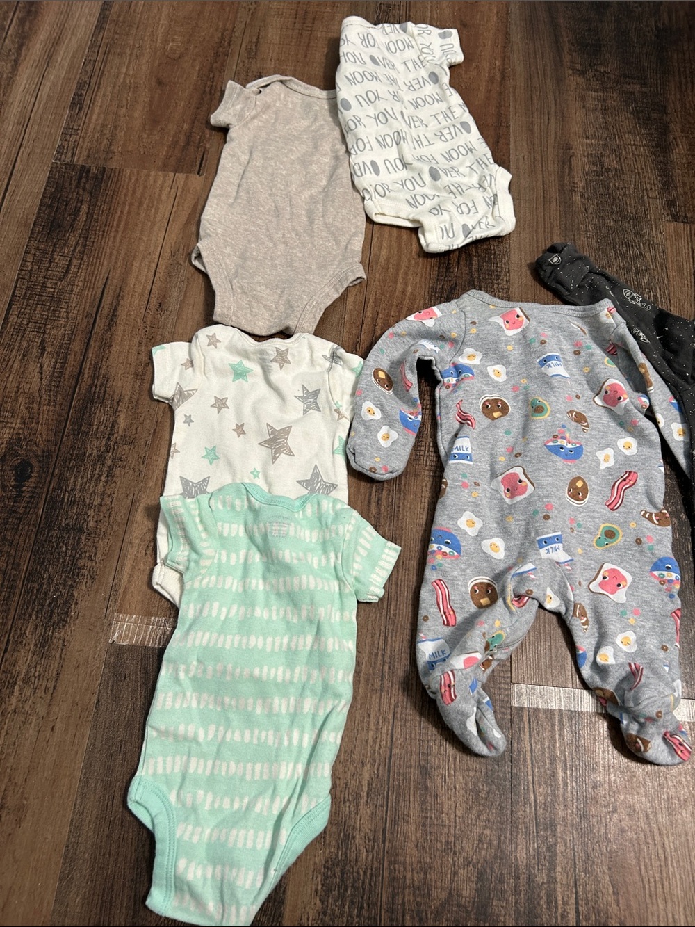 4 onesies and 4 sleepers newborn boys - Picture 9 of 9